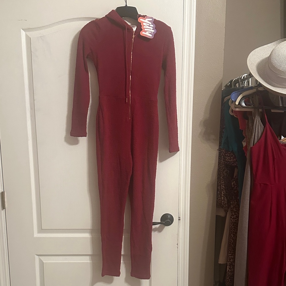 Cozy RED/MAROON TEDDY BEAR 🧸 ONESIE W/ heart pockets.